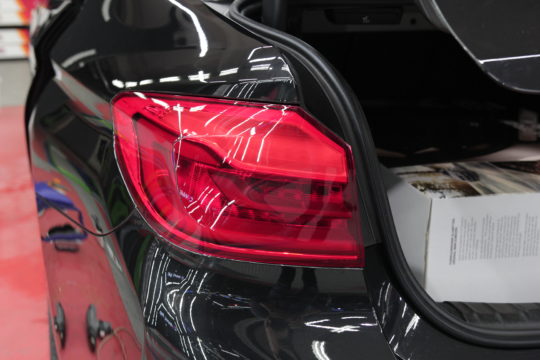 BMW 750 Оклейка антигравийной пленкой LLumar PPF Gloss   Покрытие Сeramic Pro 9Н